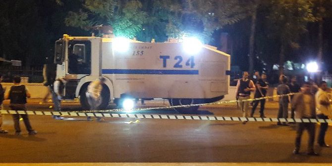 Valilik Önünde Bekleyen Polis Ekibine Silahlı Saldırı: 1 Polis Yaralı