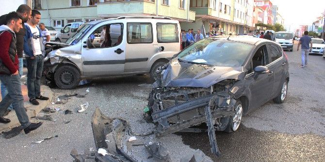 Kapaklı’da İki Otomobil Çarpıştı: 3 Yaralı