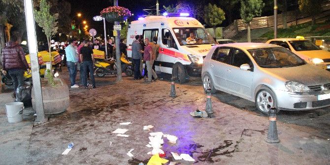 Önünü Kesen Şahıslara Para Vermeyen Genç Sokak Ortasında Göğüsünden Bıçaklandı