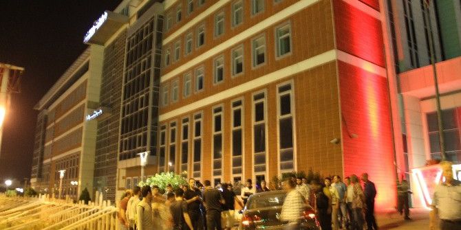 Direksiyon Hakimiyetini Kaybeden Sürücü Otomobiliyle Adliye Bahçesine Girdi