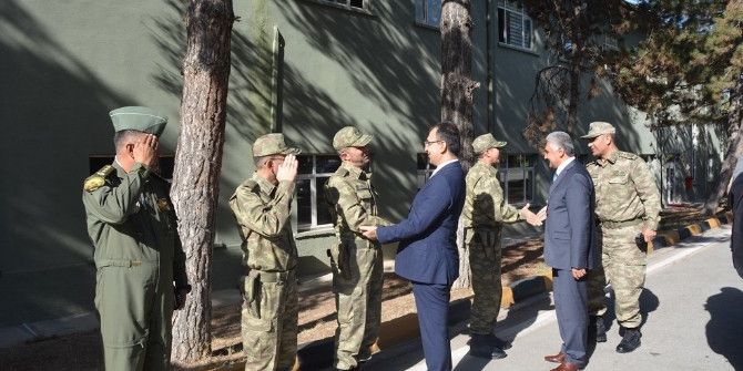 Vali Toprak Havacılık Alay Komutanlığını Ziyaret Etti