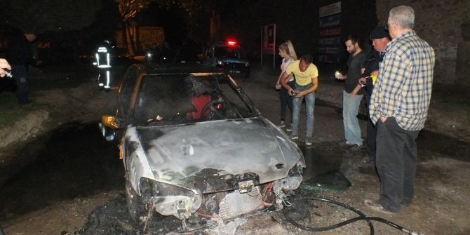 Park Halinde Alev Alan Otomobil Küle Döndü