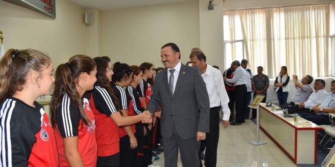 Bayan Futbolculara Meclisten Teşekkür