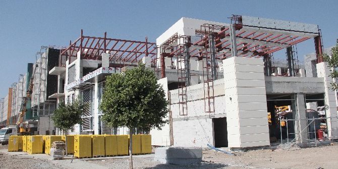 Avm İnşaatından Düşen İşçi Öldü