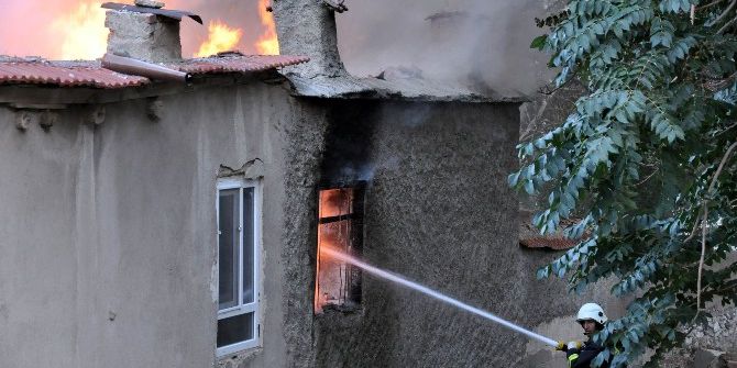 Tarihi Sokakta Çıkan Yangın Korkuttu
