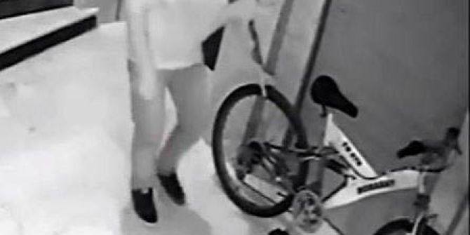 Apartmandaki Ayakkabıları Poşete Doldurarak Çaldığı Bisikletle Kaçtı