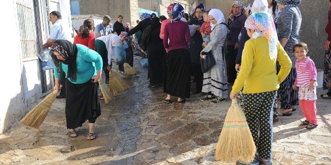 Kadın Ve Erkekler, Mardin’de Sokak Temizliği Yaptı