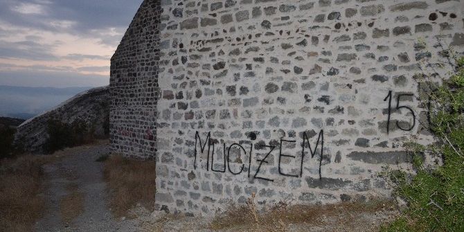 Tarihi Niksar Kalesi “İlanı Aşk Tahtasına” Döndü