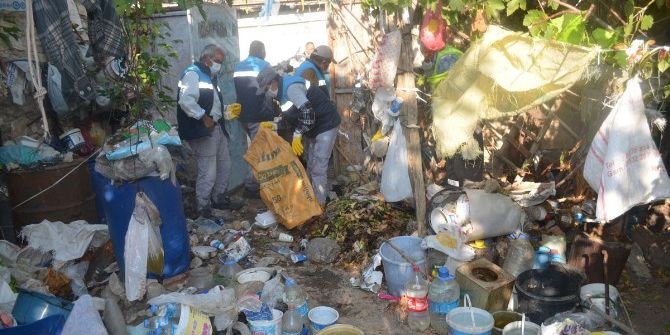 Kötü Koku Gelen Evden 10 Kamyon Çöp Çıktı