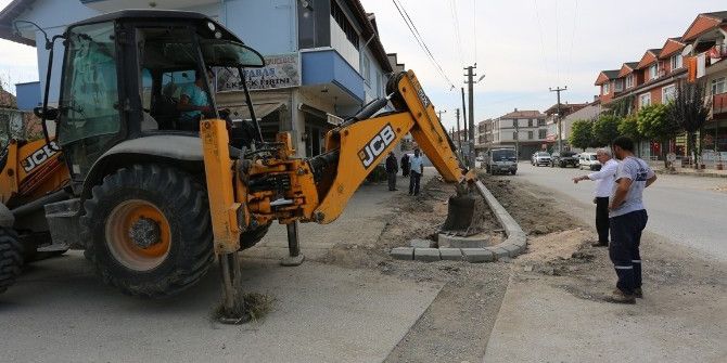 Serdivan’da Kaldırım Yenileme Çalışmaları Devam Ediyor