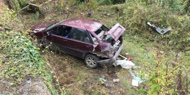 Uçuruma Yuvarlanan Araçta 2 Kişi Yaralandı