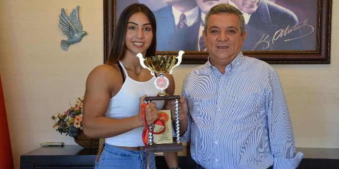 Kuşadalı Türkiye Şampiyonundan Başkan Kayalı’ya Ziyaret