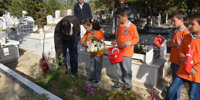 Öğrenciler, Şehit Ağaroğlu’nun Mezarını Ziyaret Etti