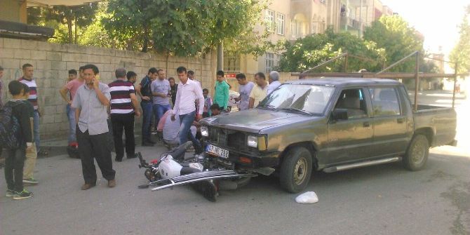 Kamyonetle Motosiklet Çarpıştı: 1 Yaralı