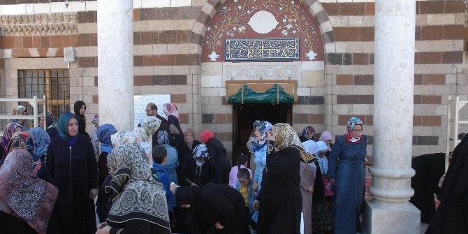 Kadınlar Ve Çocuklar Asırlık Camide Buluştu