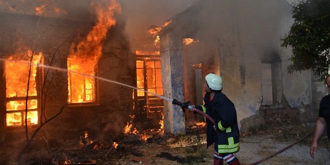 Söke’de Tarihi Kemalpaşa Mahallesi’ndeki Yangın Paniğe Yol Açtı