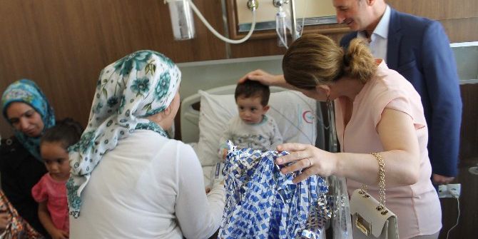 Emniyet Müdürü Özkan Ve Eşinden Hasta Çocuklara Şefkat Eli