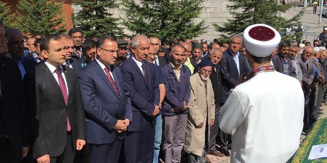 Adalet Bakanı Bekir Bozdağ, Akrabasının Cenaze Namazına Katıldı
