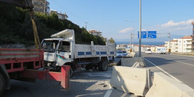 Freni Patlayan Kamyon Beton Bariyerlere Çarparak Durabildi