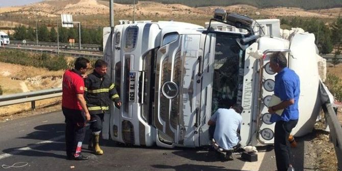 Devrilen Tır’ın Sürücüsü Yaralandı