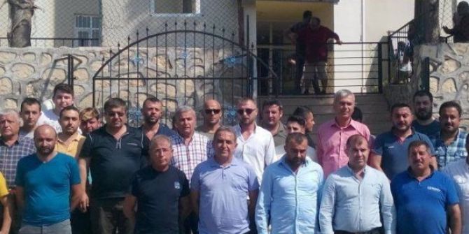 Antalya’da Panodaki Şehit Fotoğrafının Öğretmen Tarafından Buruşturulup Atıldığı İddia Edilen Okulda Eylem