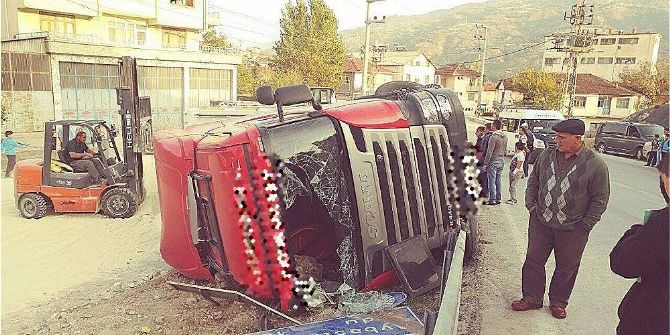 Tokat’ta Kil Yüklü Tır Devrildi: 1 Yaralı