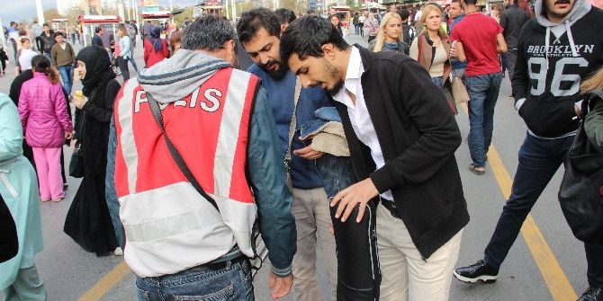 Yenibosna’daki Patlamanın Ardından İstiklal Caddesi’nde Çanta Ve Valizler Didik Didik Arandı