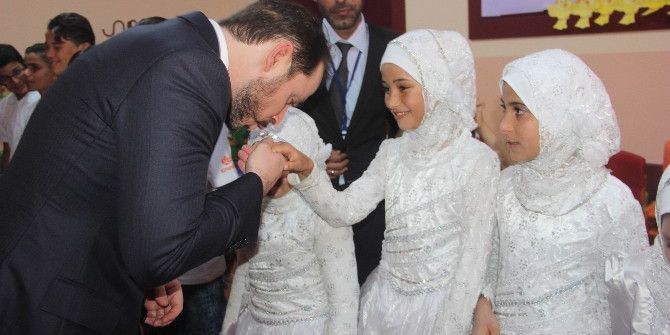 Bakan Albayrak, Suriyeli Vatandaşları Ziyaret Etti