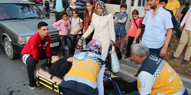 Karşıdan Karşıya Geçmek İsteyen Kadına Otomobil Çarptı