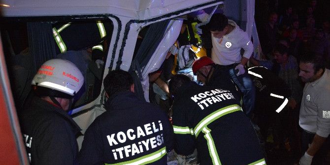 Aşırı Hız Yapan Minibüs 4 Araca Çarparak Dehşet Saçtı: 1’i Ağır 12 Yaralı