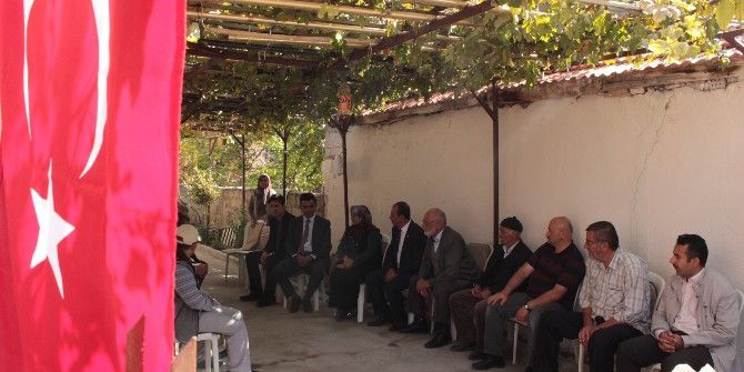 Şehit Oğlunun Fotoğrafı Hediye Edilen Anne Gözyaşlarını Tutamadı