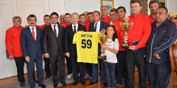 Türkiye Şampiyonu Veteranlar, Vali Ceylan’ı Ziyaret Ettiler