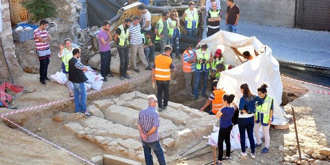 Temel Kazısında 2 Bin 400 Yıllık Oda Mezar Bulundu