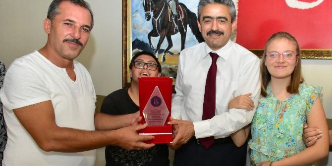 Engelli Gençlerden Başkan Alıcık’a Plaket