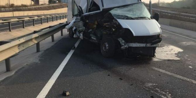 Direksiyon Hakimiyetini Kaybedince Araç Bariyerlere Çarparak Durabildi