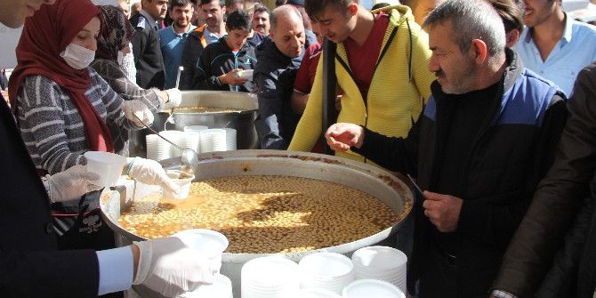 Palandöken Belediyesi Vatandaşlara Aşure Dağıttı