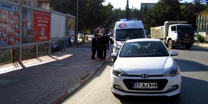 Otomobilinin Çarptığı Yaya Yaralandı, Aracın Ön Camı Çatladı