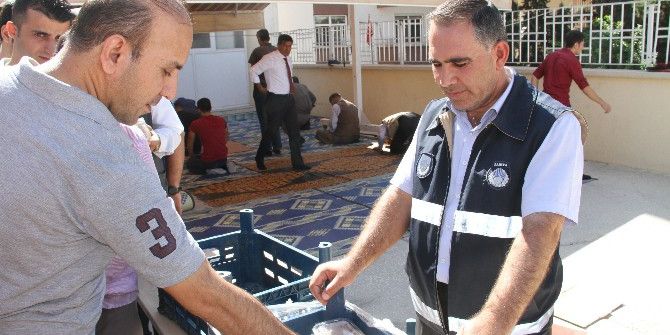 Silopi’de Cuma Namazı Çıkışı Vatandaşlara Aşure Dağıtıldı