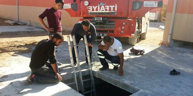 Çukura Düşen İşçiyi İtfaiye Kurtardı