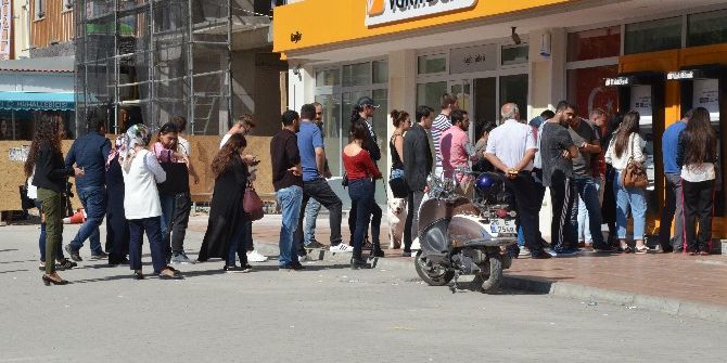 Bankamatik Önünde Son Gün Kuyruğu