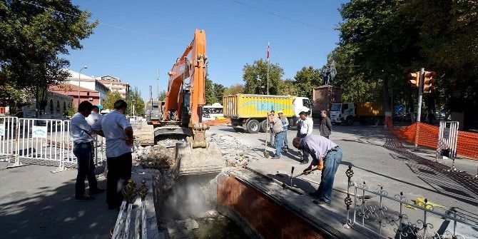 Atatürk Anıtı Önününde Menfez Köprü Yapımına Başlandı