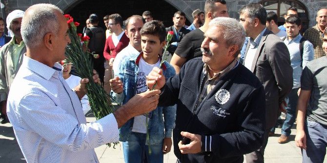 Diyarbakır’da 6-7 Ekim Olaylarında Öldürülen Yasin Börü Ve Arkadaşları Anısına Karanfil Dağıtıldı
