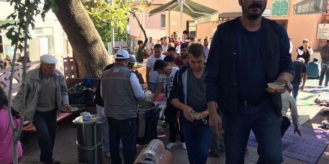 Şerifpaşa Camii Cemaati Aşure Dağıttı