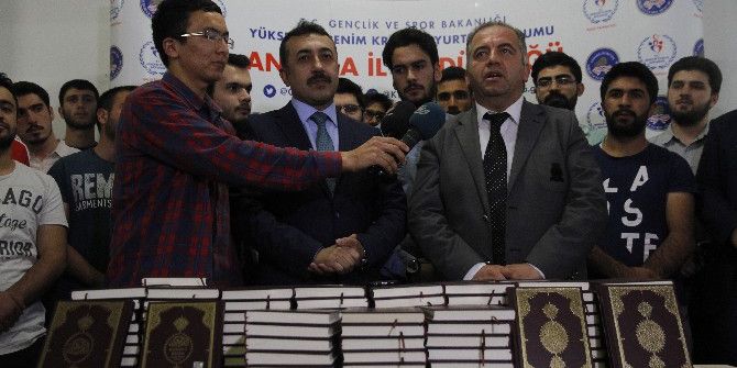 Diyanet Vakfı’ndan Yükseköğrenim Öğrencilerine Kur’an-ı Kerim