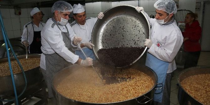 Dev Kazanlarda Pişirilen Aşure 10 Bin Kişiye İkram Edildi