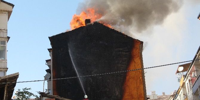 Koltukta Başlayan Yangın Tüm Binayı Sardı