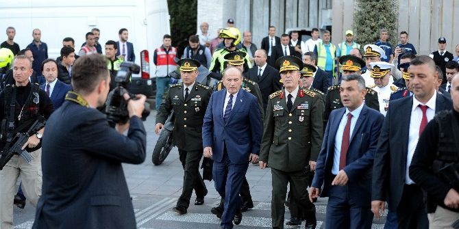 Genelkurmay Başkanı Akar, 15 Temmuz Şehidi İlhan Varank’ın Kabrini Ziyaret Etti
