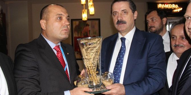 Bakan Çelik’ten Yabancı Rakiplerini Sollayan Yerli Tohum Rumeli’nin Sahibine Tebrik