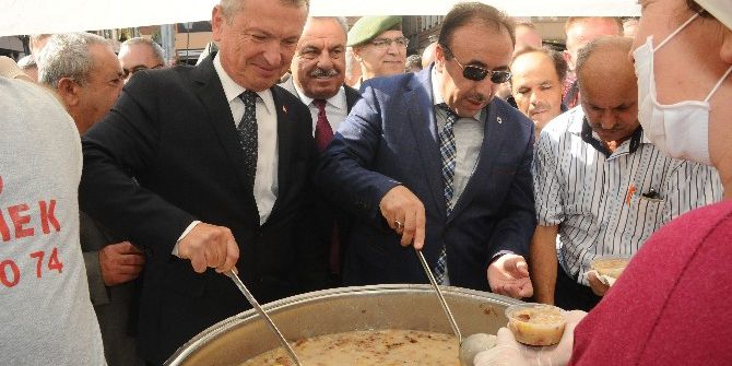 Çaycuma’da Vatandaşlara Aşure Dağıtıldı