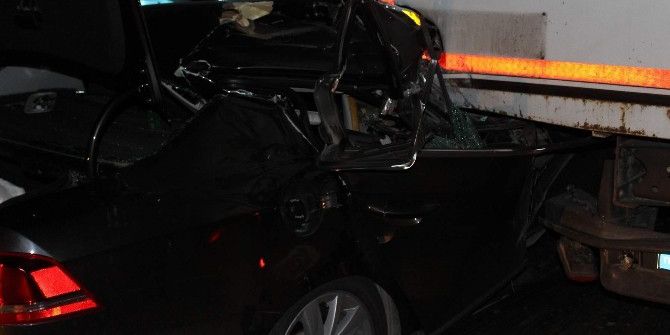 Afyonkarahisar’da Otomobil Tır’ın Altına Girdi: 1 Ölü, 2 Yaralı